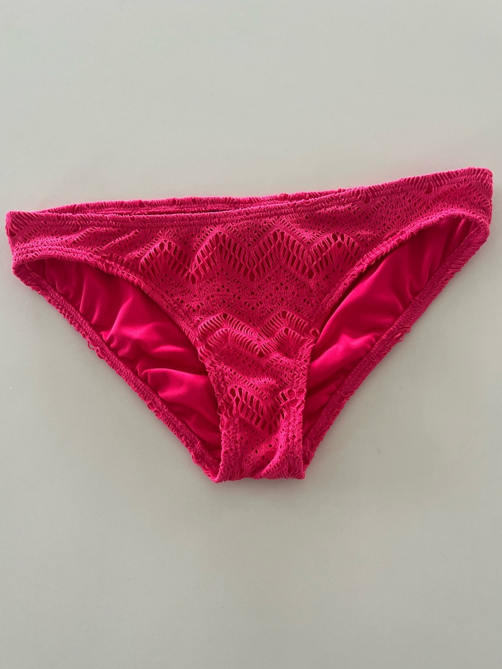 VINCE CAMUTO Dragonfruit Pink Chevron Crochet Lace Bikini Bottoms Size S NWOT